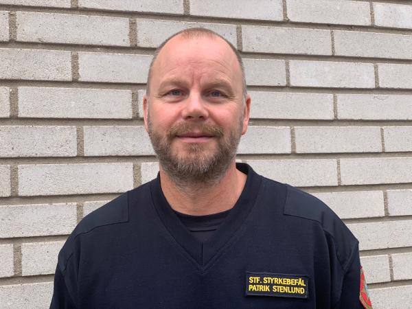 Patrik har snaggat hår och skägg. Han ser glad ut.
