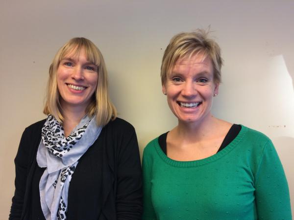 Synpedagog Marlene Brännström har långt ljust hår och en svart kavaj. Avdelningschefen Carolina Jonsson är kortklippt och har en grön tröja på sig.