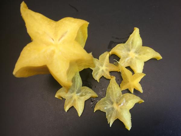 Den tropiska frukten Carambole liknar gula strärnor när man skär den i skivor.