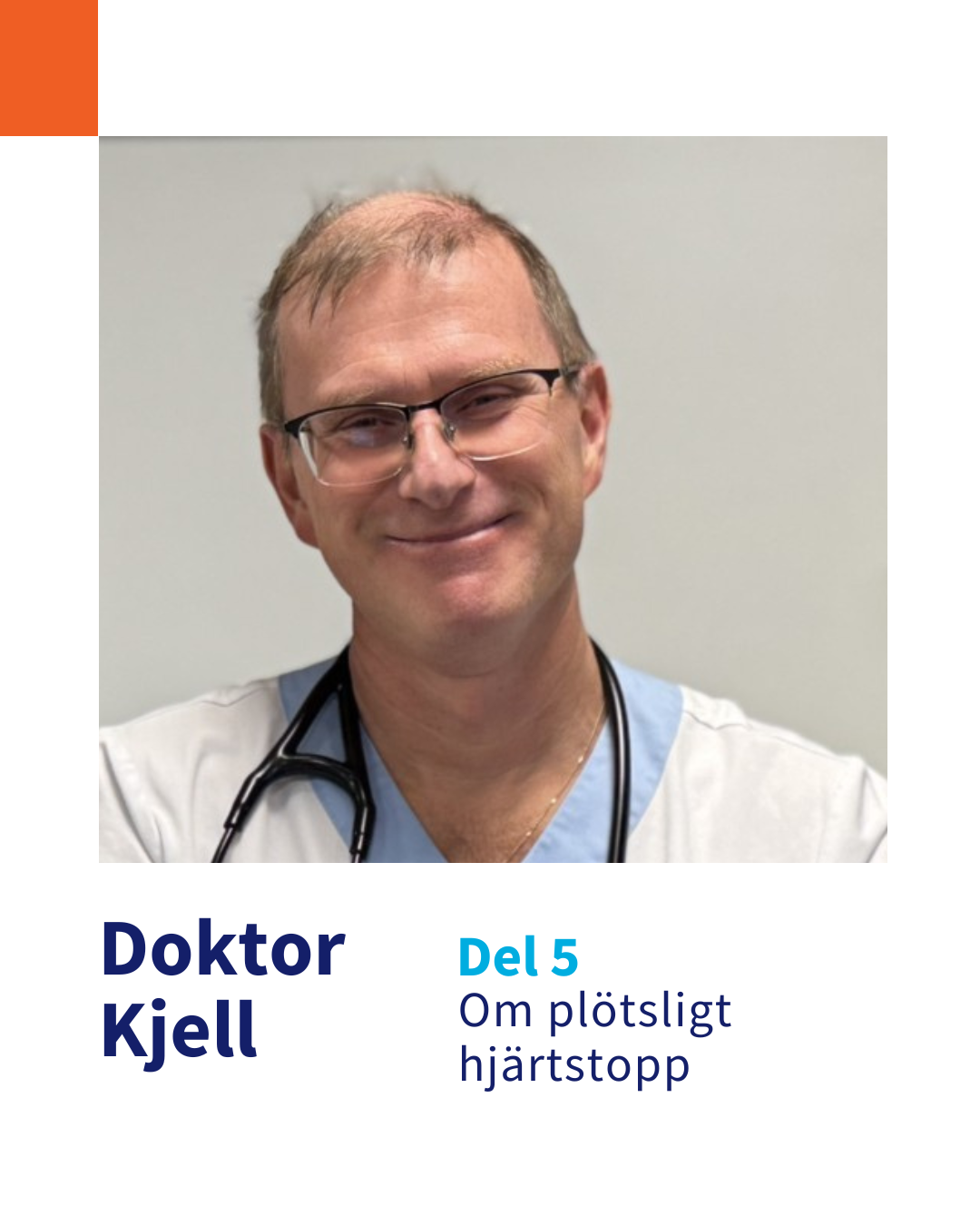 Kjell har kort, mellanblont hår och bär glasögon. Han ser glad ut och bär sjukhuskläder och har ett stetoskop runt halsen.