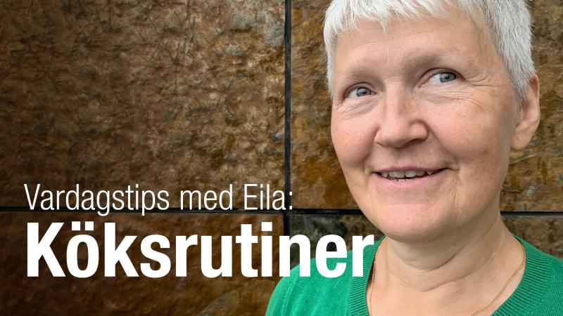 Eila har kort, grått hår och står framför en rostbrun vägg. Hon ser glad  ut.