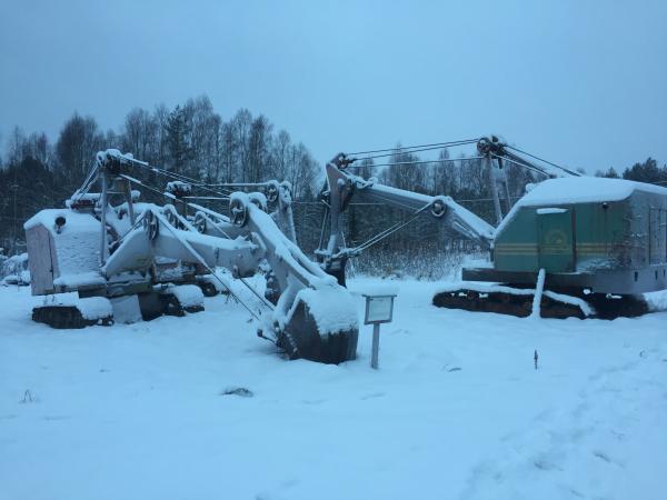 Ute på ängarna i Vitåfors står en hel maskinpark. De flesta är olika grävmaskiner som Nisse samlar på och visar upp för allmänheten. Nu är marekn snötäckt och grävarna översnöade.