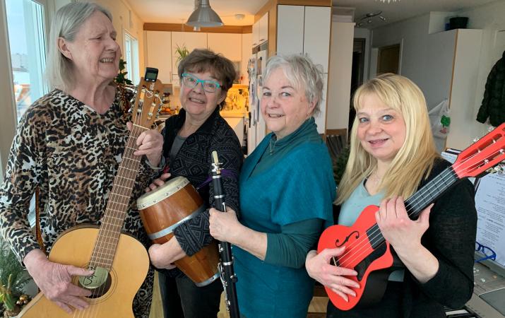 De fyra bandmedlemmarna med instrumenten i högsta hugg.