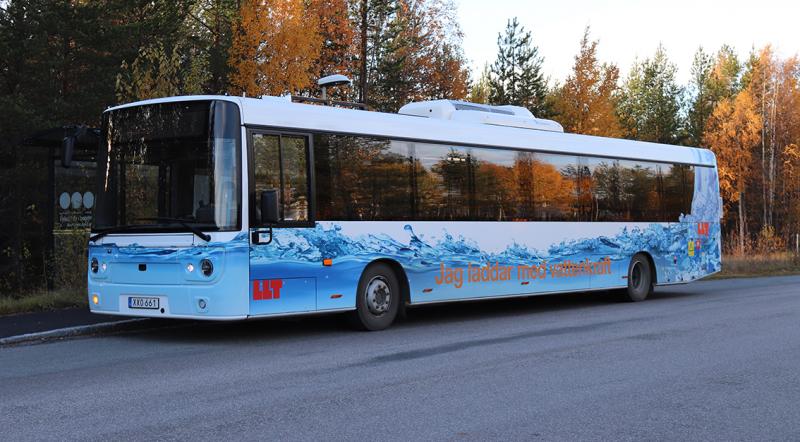 Bilden föreställer en stor blå elbuss