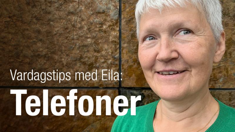 Eila har kort, grått hår och står framför en rostbrun vägg. Hon ser glad  ut.