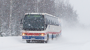 Bilden föreställer en av länstrafikens bussar som kör i snöyra