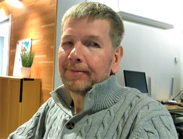 Thomas Tillberg har kort mellanblont hår och en ljusgrön stickad tröja