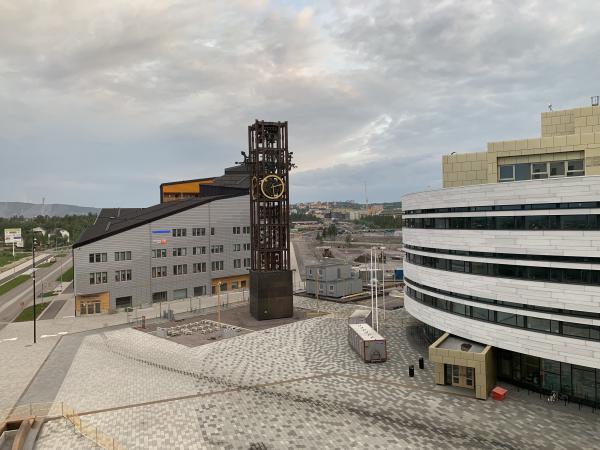 Kulturhuset till höger och den flyttade klockstapeln till vänster