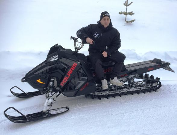 Jonas Eriksson sitter på den senaste skotermodellen