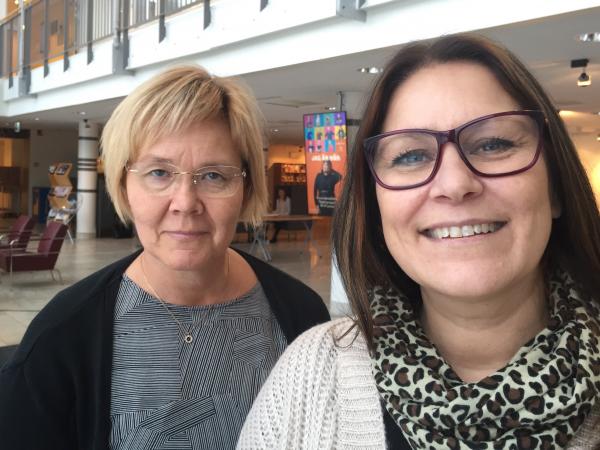 Åsa har blont, kort hår och bär glasögon liksom Pia, som är brunett
